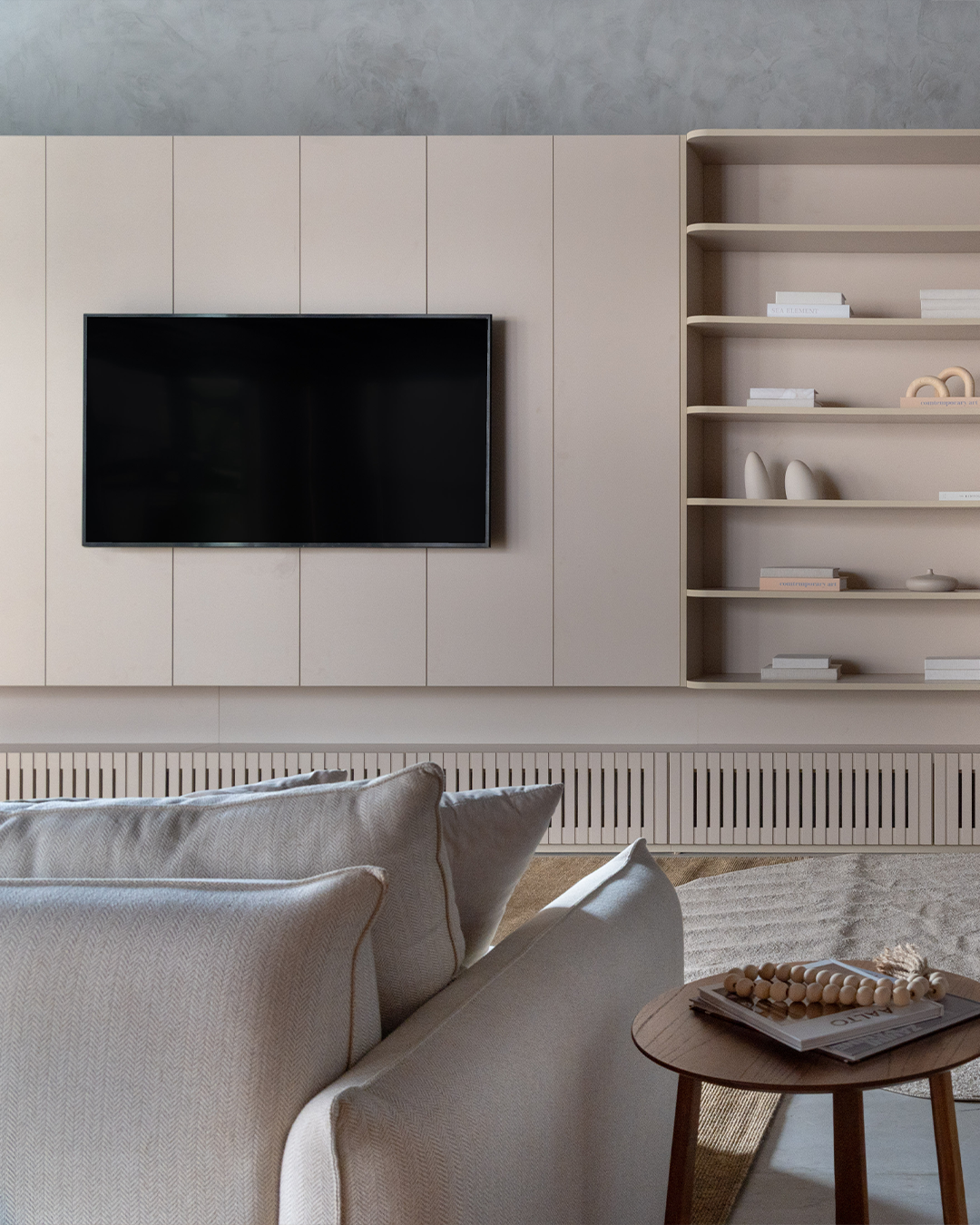 Living claro com painel ripado, marcenaria integrada e atmosfera serena premium.