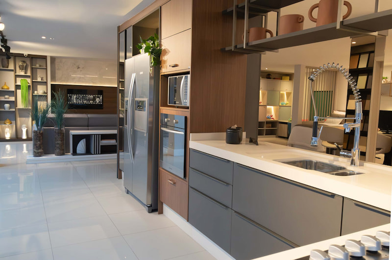Showroom Criare com cozinha integrada, eletros embutidos e marcenaria contemporânea.